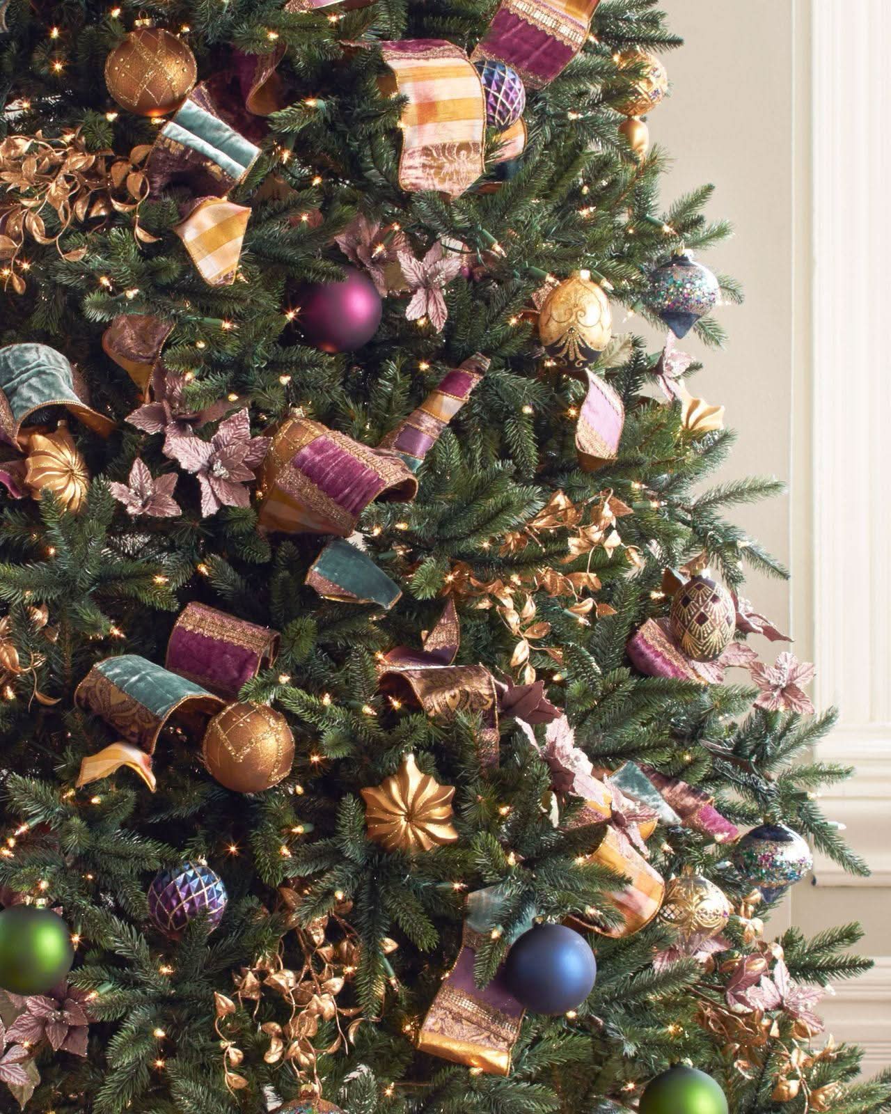 Árvore de Natal California Baby Redwood com Galhos Articulados, Suporte Metálico e Micro LEDs Embutidos - Imagem 6