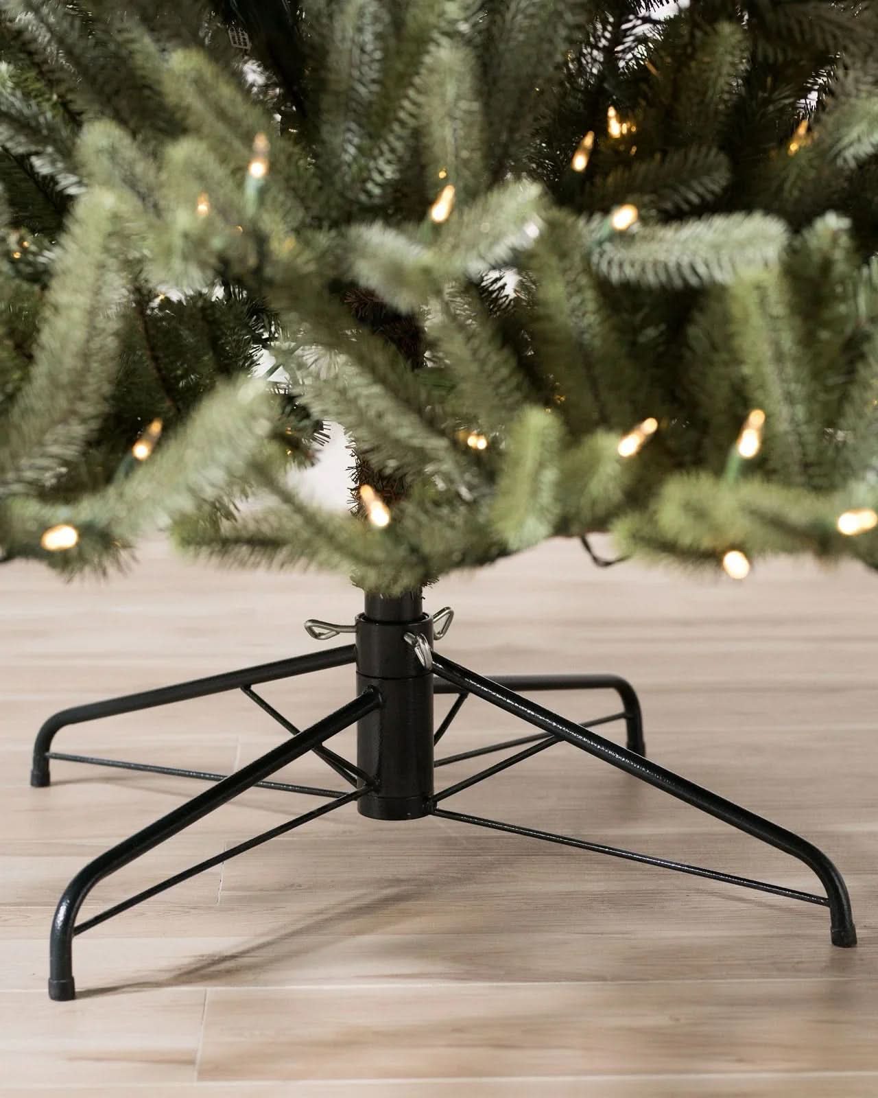 Árvore de Natal Sanibel Spruce com Galhos Articulados, Suporte Metálico e Micro LEDs Embutidos - Imagem 5